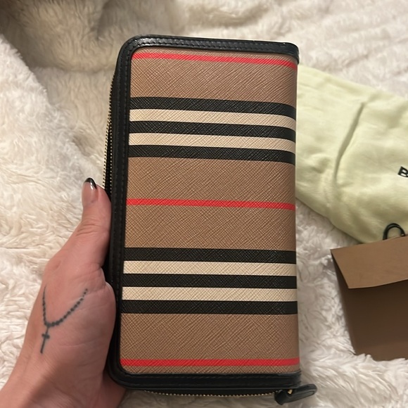 Burberry zip wallet - Picture 5 of 8